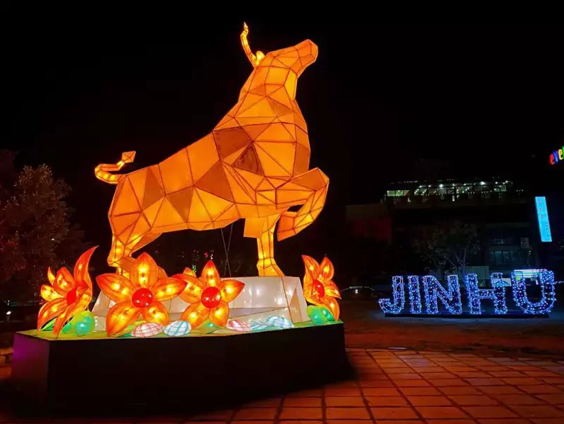 今年的主燈高8公尺，是以「金牛迎春」為主題，目前已進駐羅寶田神父紀念公園，在小過年期間再掀起「金湖鎮燈光節」的祈福鬧春熱潮。