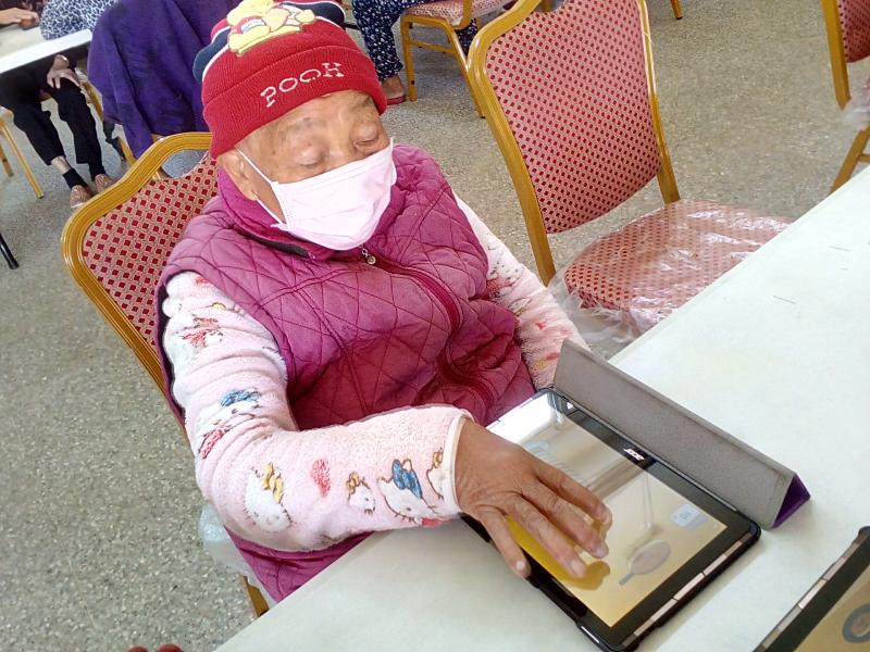 張奶奶參加課程操作平板電腦情形