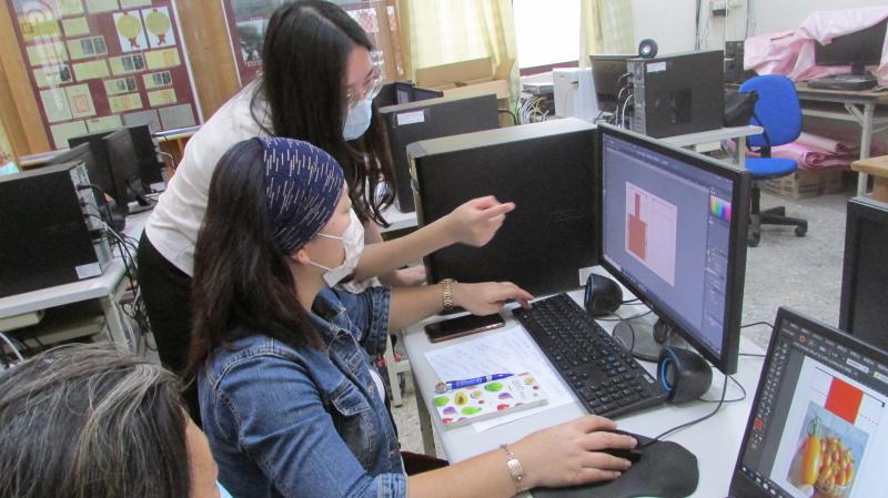 學員自己動手設計自己產品的包裝。