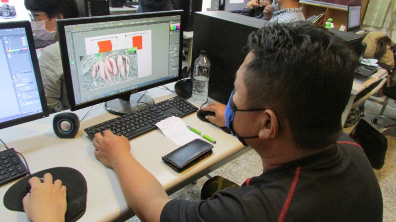 學員設計自己的產品包裝，隨著講師的解說、指令及聽取講師的建議，完成初稿，再進行視覺排版的調整，更凸顯產品重點的包裝，有助吸引消費者的目光！