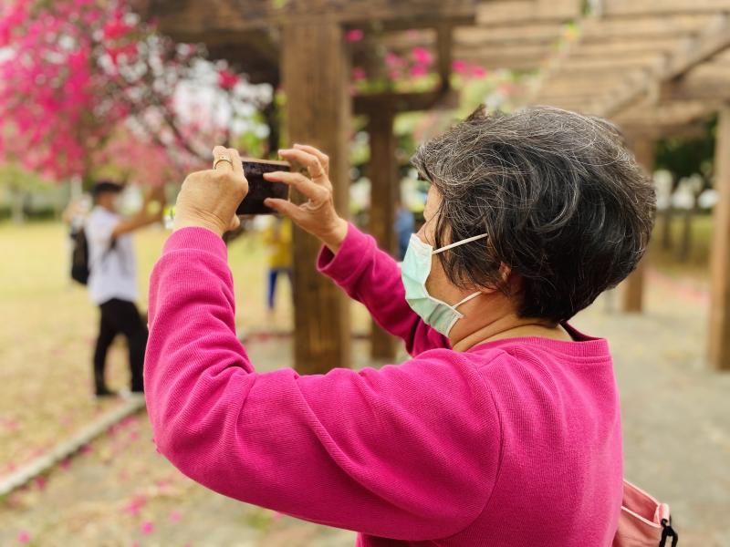 <p>講師分享不同運鏡的拍攝手法，帶著大林DOC的學員到戶外公園實際示範拍攝花朵、樹木的運鏡方式。</p>