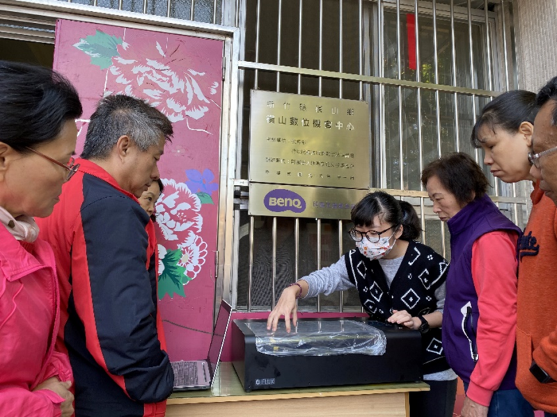 <p>拍攝地點：橫山DOC<br />
學員看著講師綺瑩操作雷射雕刻機，學習紙張擺放的位置。</p>