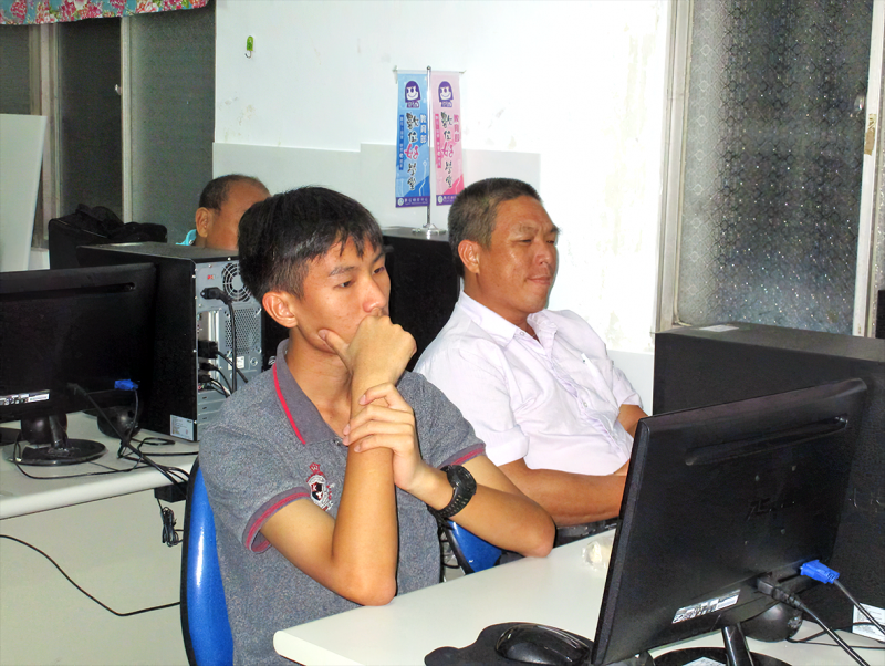 學員學習數位達人e起動課程照