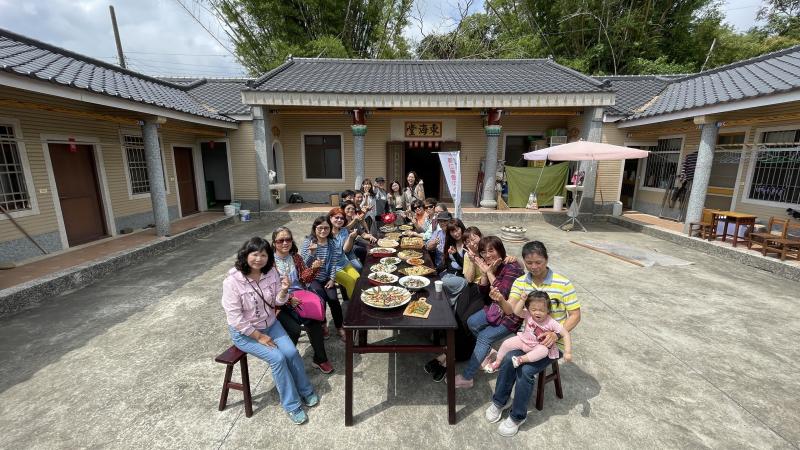 <p>拍攝地點：通霄學員徐新凱三合院自宅<br />
學員經過一整天的辛勤勞動，開心與老師一起享用美食。</p>