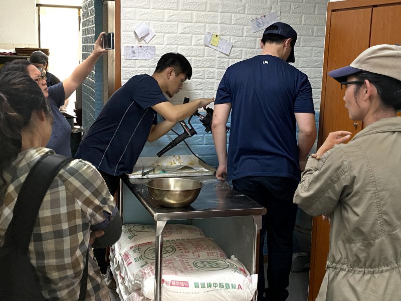 行動DOC來到口袋燒餅店，透過現場實地攝影課程，提升學員實務經驗