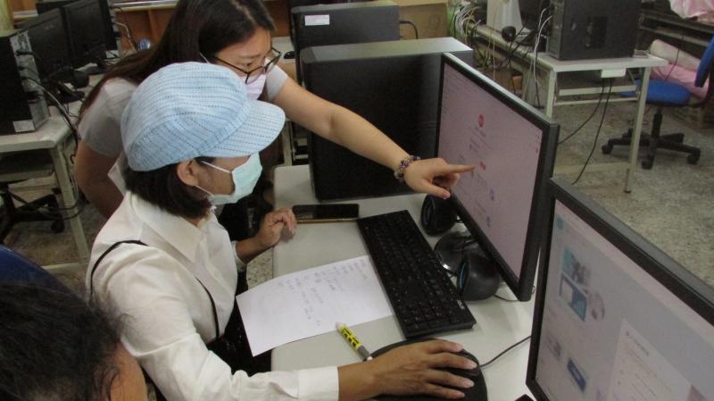 課程照片二-海報可以快速的傳遞訊息，具有表達性、識別性，統整海報設計需要的元素，營造出具有創意、視覺且有層次的海報。