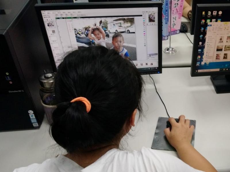 雖然照的相片不是很滿意，但經過老師指導，慢慢修正，越來越順手，也能做出屬於自己的年曆。