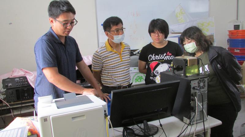 老師講解完雷射雕刻成品介紹及示範操作後，實際讓學員操作應用雷射雕刻機試作刻在布料上。