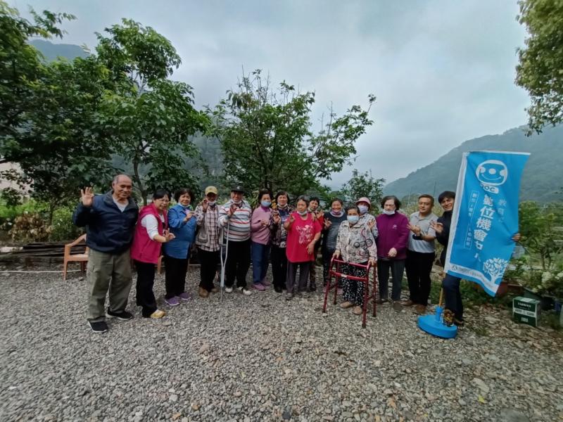 願疫情早日趨緩，所有的大哥大姐都平安健康，能夠一起來到文健站學習數位中心的課程.