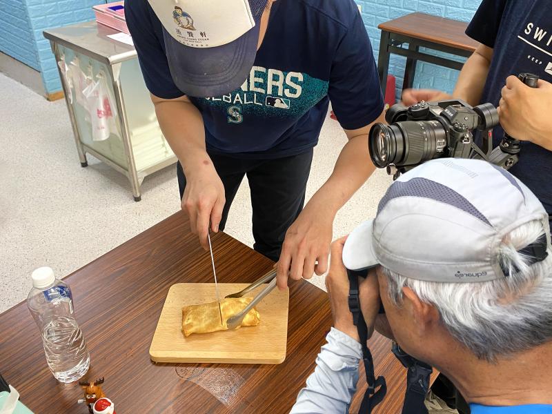 行動DOC來到口袋燒餅店，老闆將烤好的口袋燒餅切半，方便拍攝