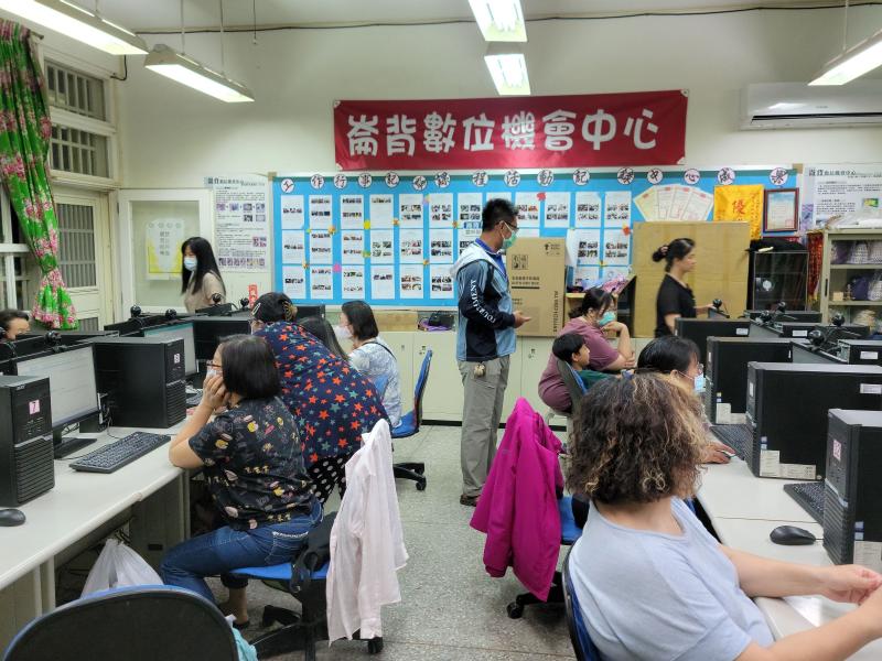 老師巡視學員操作情形。