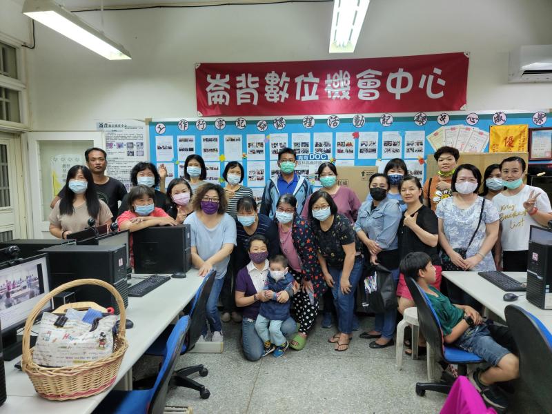 數位應用-學習中心註冊與操作學員合影。