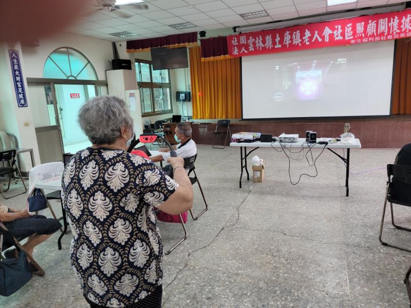 學員體驗witch設備遊戲的樂趣。