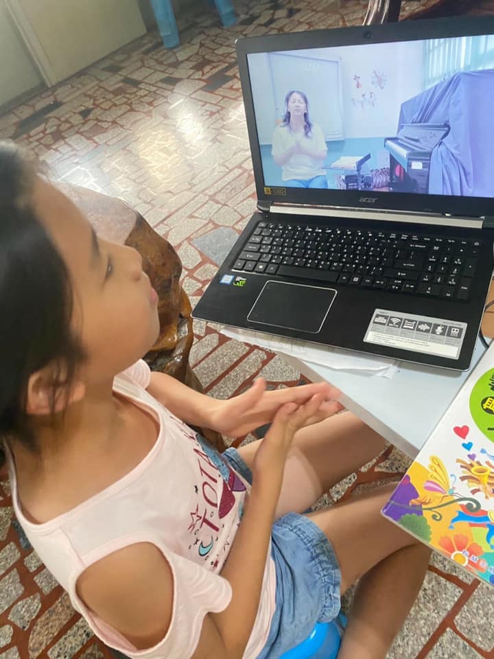 學生透過視訊跟老師提問問題。