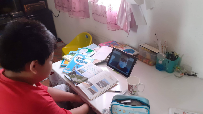 邱淑珠媽媽為孩子借用平板在家學習