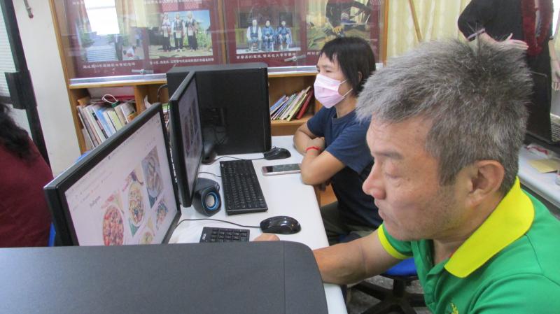 講師跟學員講解要寫出爆款文案，先要了解市場趨勢，讓學員了解自己的產品的市場定位及熱度關鍵字後，才可以寫出針對市場趨勢的爆款文案，並說明IG文案結構及必須注意的技巧。