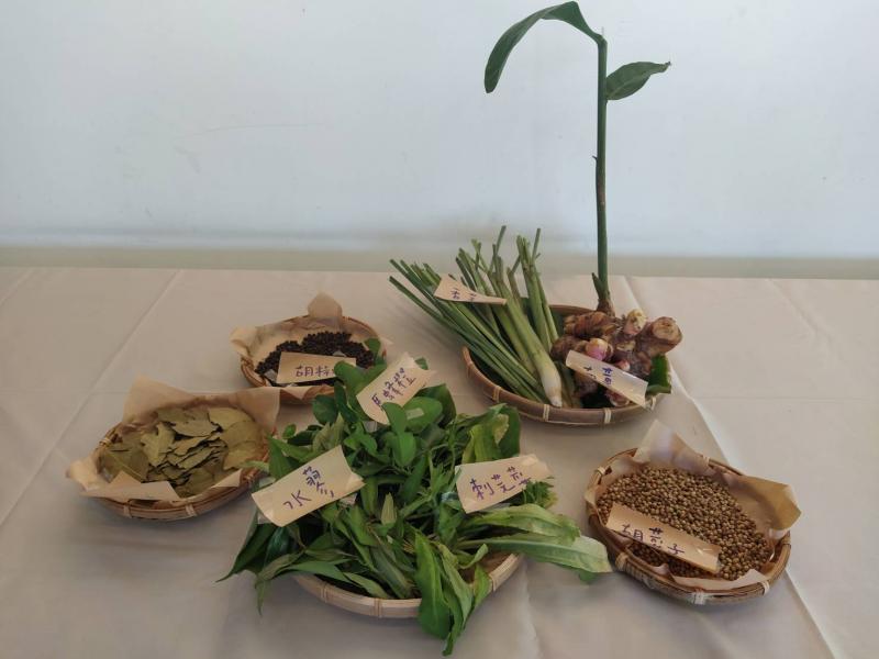 「滇覆湯底」冷凍調理包，以水蓼、南薑、馬蜂橙、刺芫荽、胡荽子及月桂葉等香料，搭配豬龍骨熬煮的雲南風味湯底熬製而成。