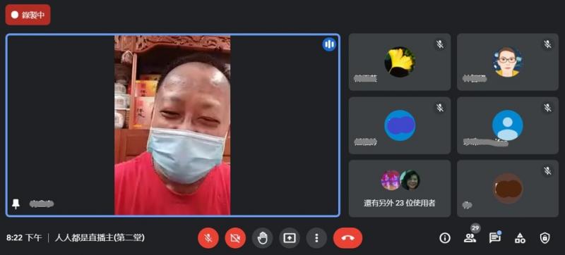 學員練習直播介紹養生飲品