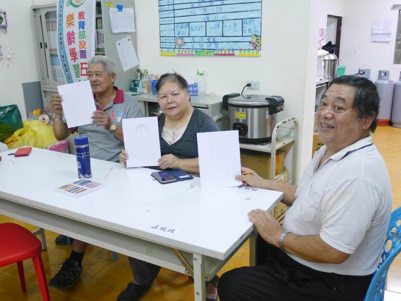 大家的手稿畫都畫的不錯~向鏡頭展示自己的作品