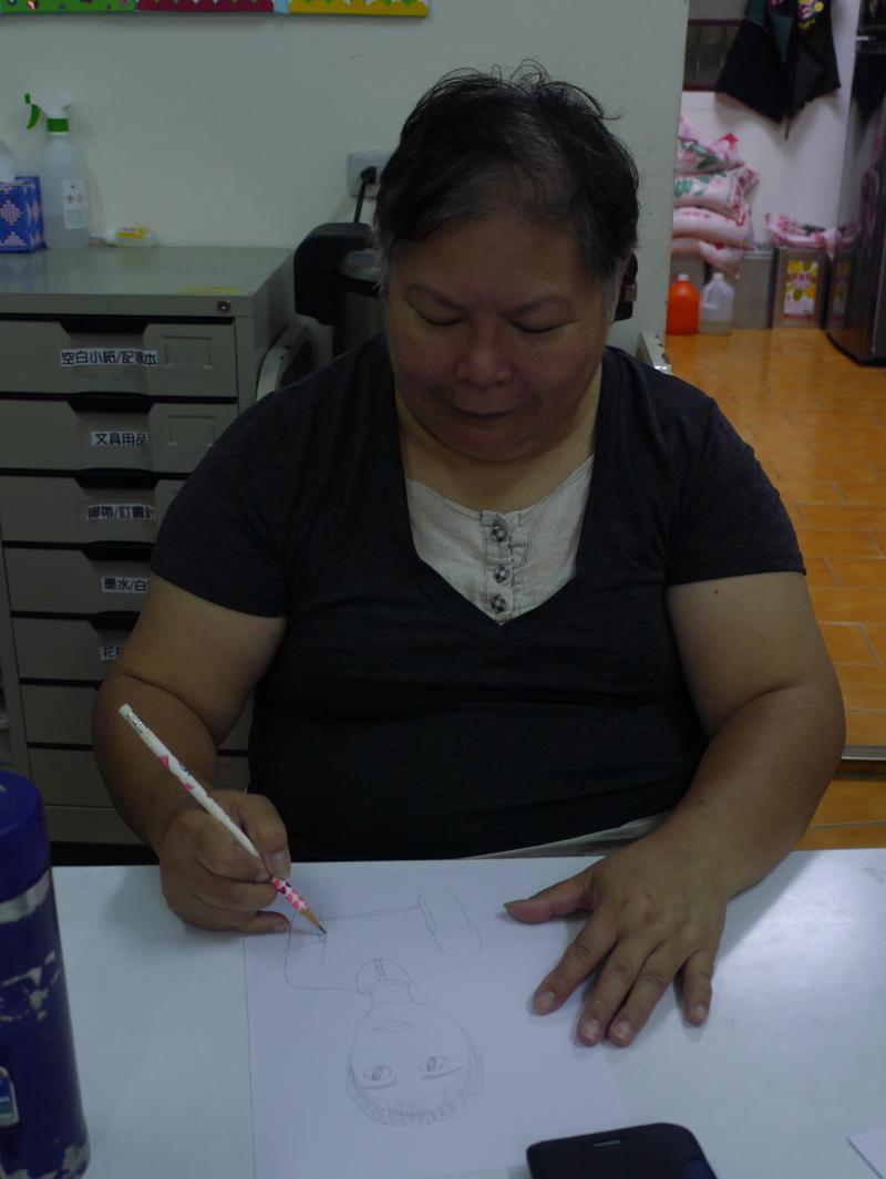 把自己的臉 畫得美美的