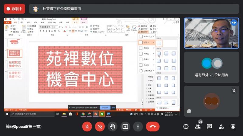 老師示範磚牆挖空文字作法