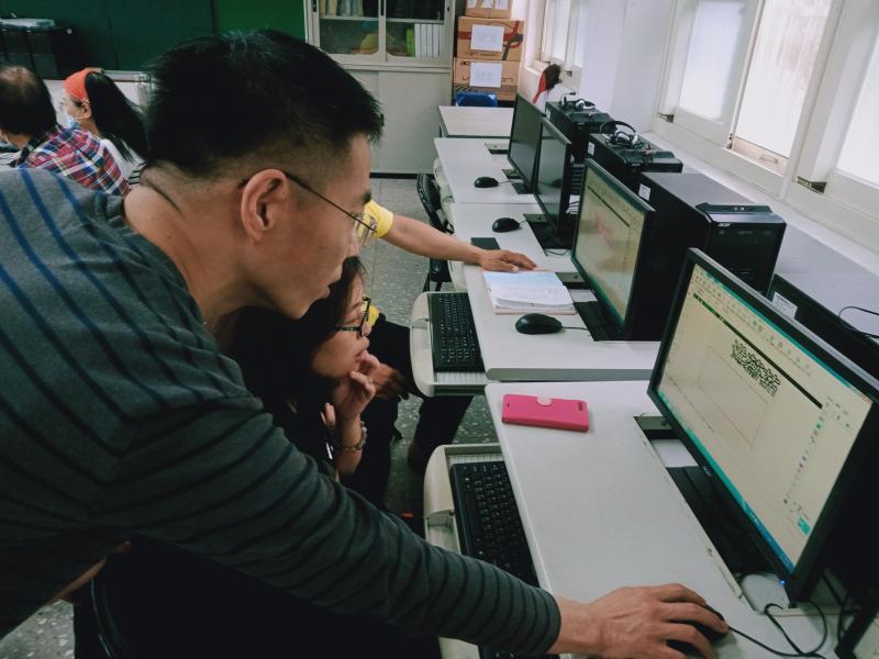 認真聽著老師的講解