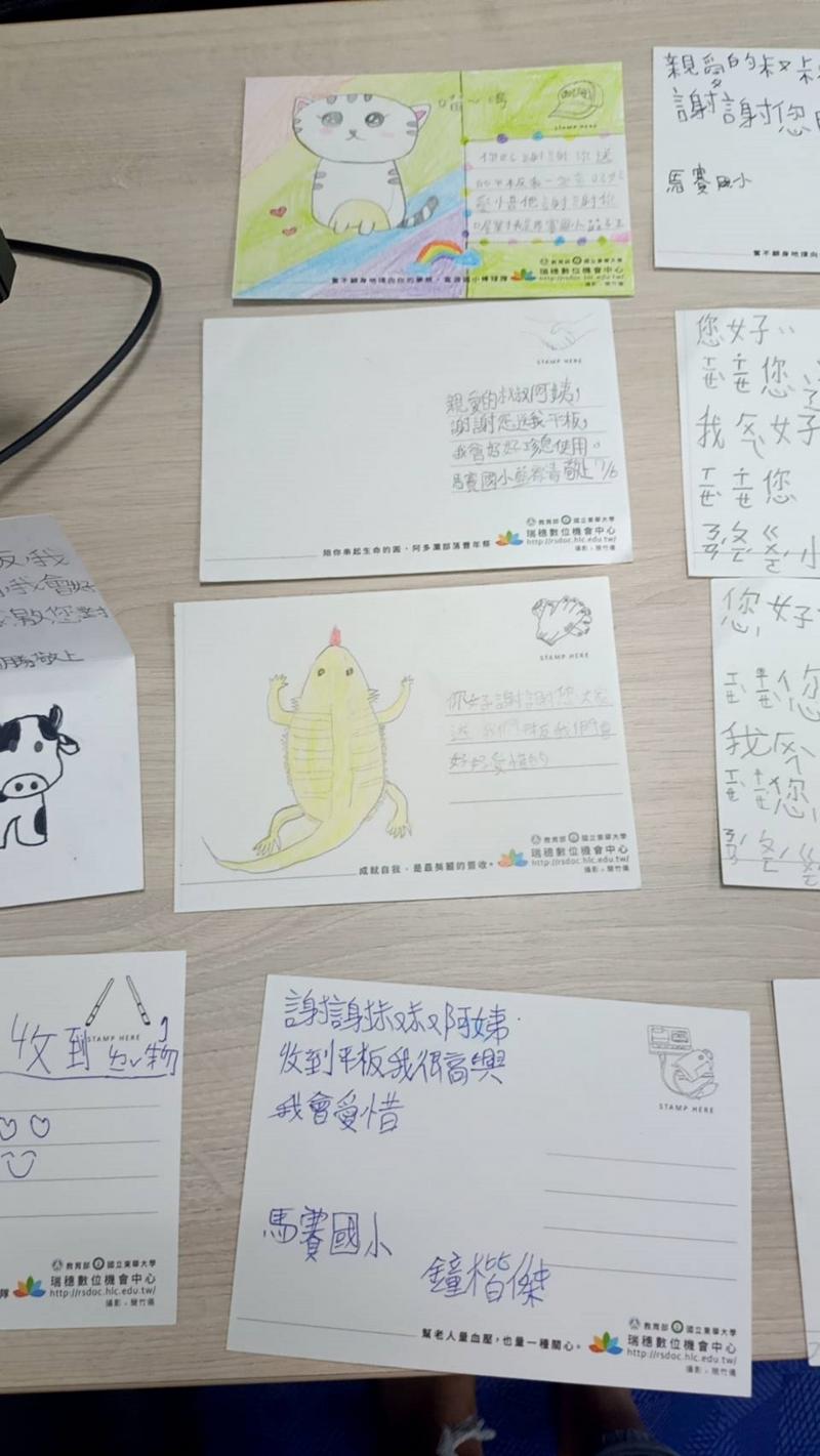 <p>蘇澳DOC馬賽國小學童收到民眾捐贈的二手電腦，用手寫卡片向捐贈者致意，成為疫情下DOC最美的風景。</p>