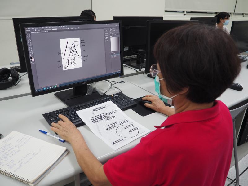 學員認真練習AI軟體