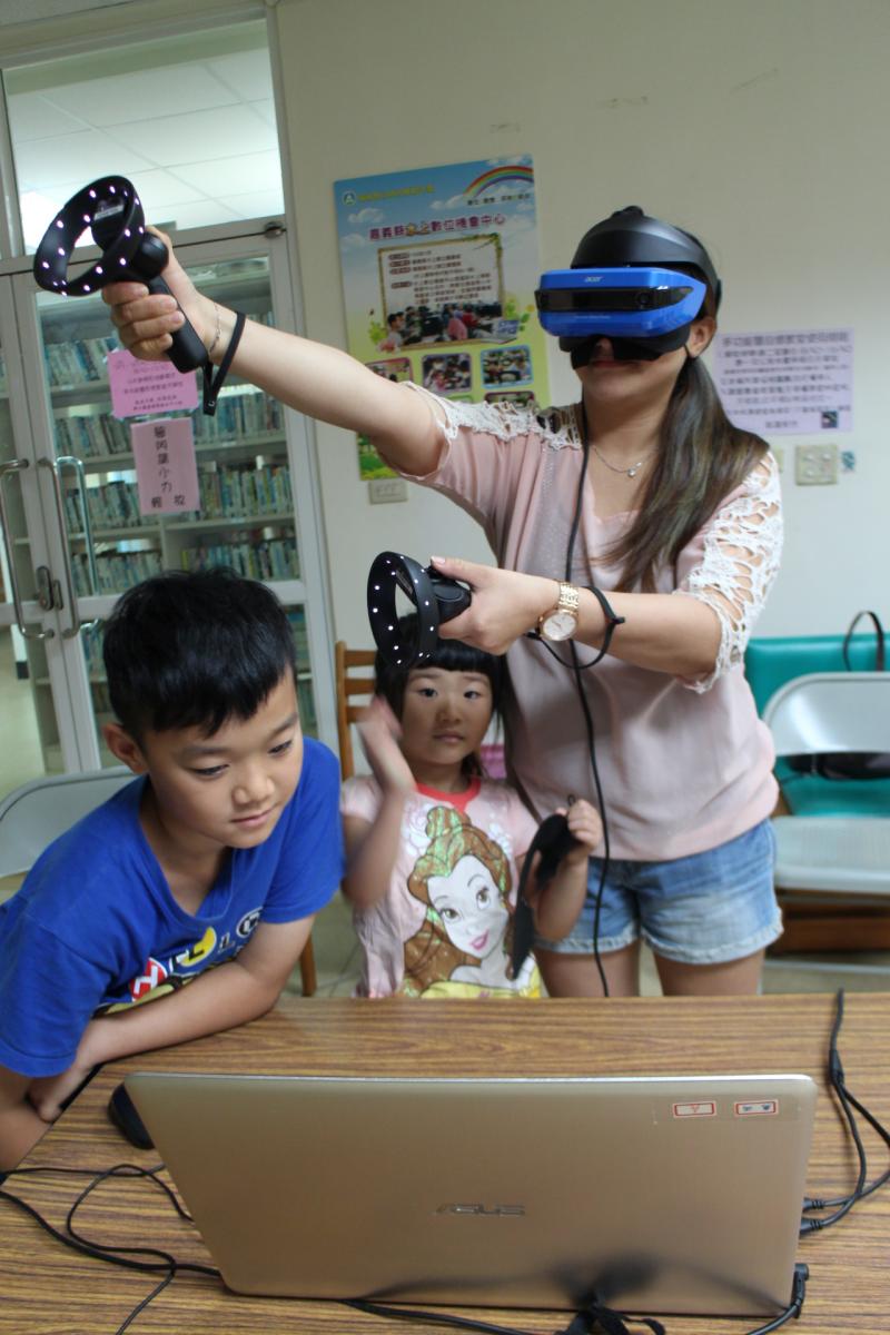 淑禎跟兒子女兒一起玩VR