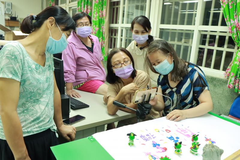 學員分組合力拍攝逐格影片。