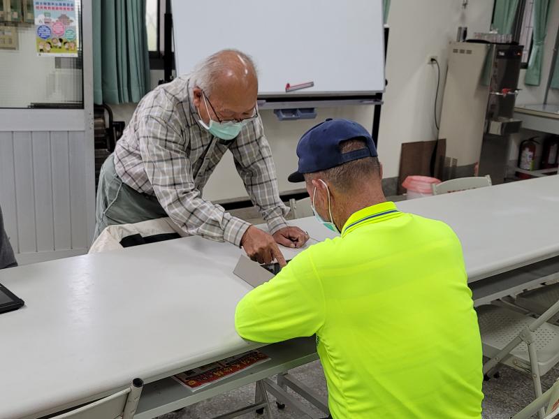 老師解決學員遇到的難題。