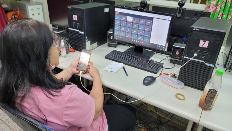 學員透過螢幕聽課情形。