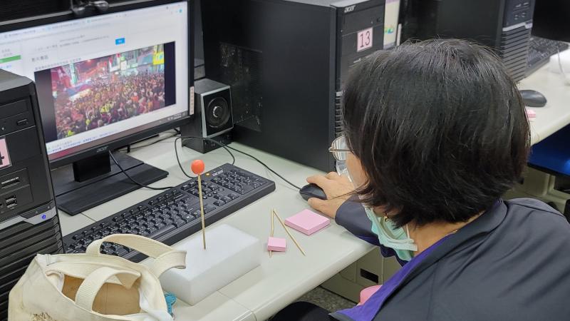 學員觀看學習中心影片。