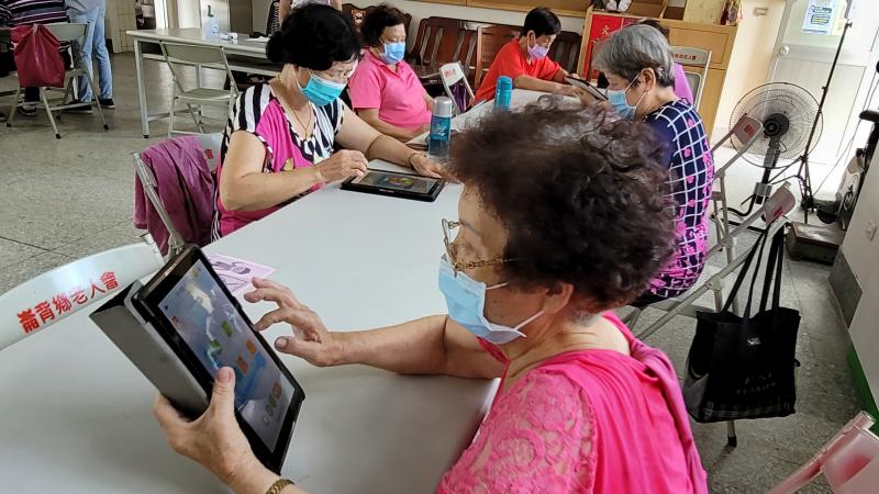 學員操作老師下載的APP程式。