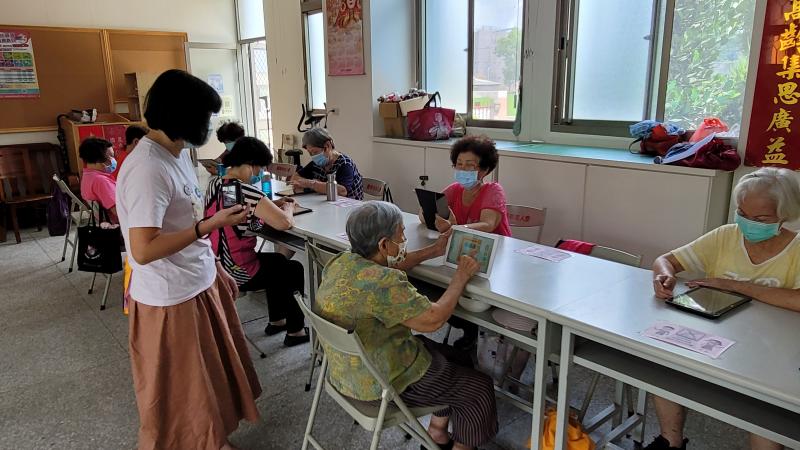 服務員觀看學員學習情形。