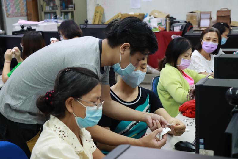 老師檢查學員組裝情形。