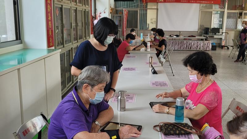 老師解決學員遇到的難題。