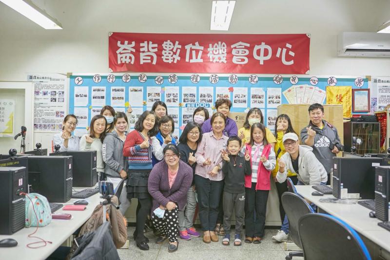 課程結束跟參與學員一起合影。