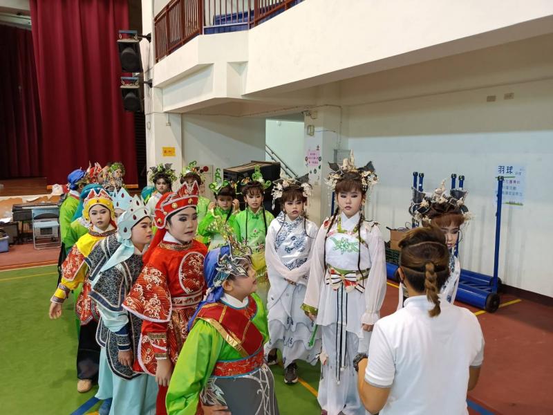 小朋友上裝後真有表演的架式。