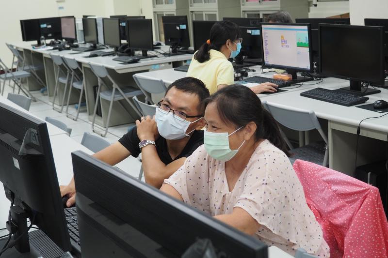 老師指導學員軟體操作