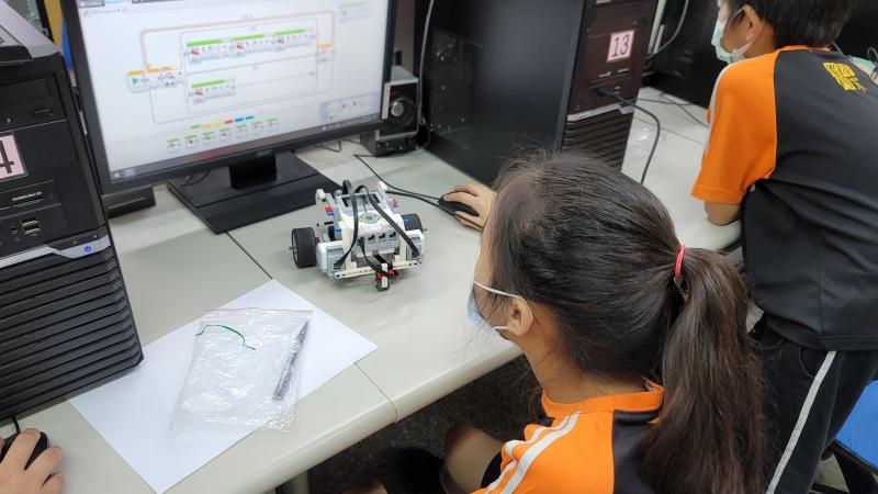 學員寫入機器人程式。