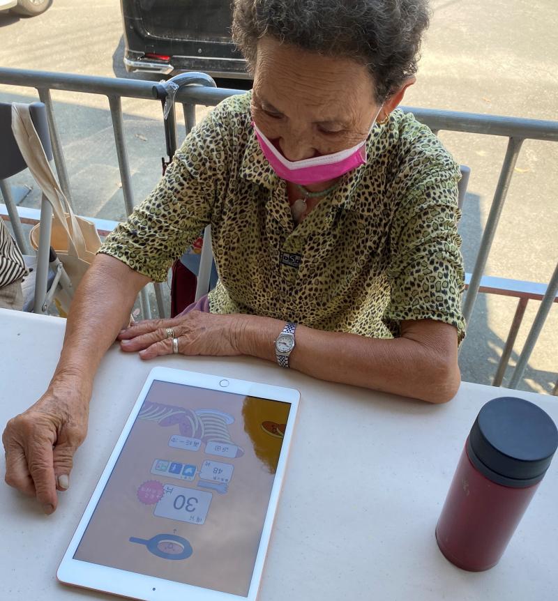 <p>芬園DOC前進社區。高齡92歲的阿嬤第一次接觸平板。講師從開關機教起，一步步帶著長輩認識平板，藉由小遊戲，讓長輩熟悉操作介面。92歲的阿嬤玩遊戲的手速，完全不輸年輕人。</p>