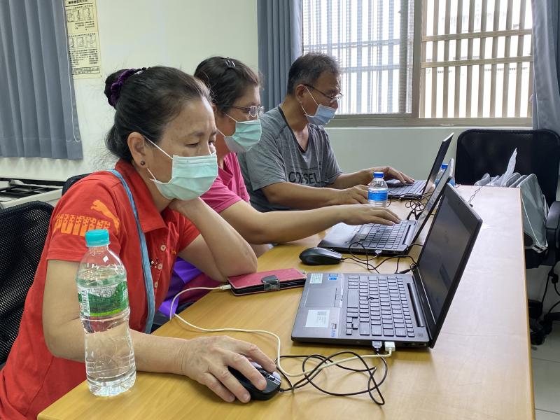 參與北源數位機會中心一頁式網站架設課程，認識網頁架構與組成。