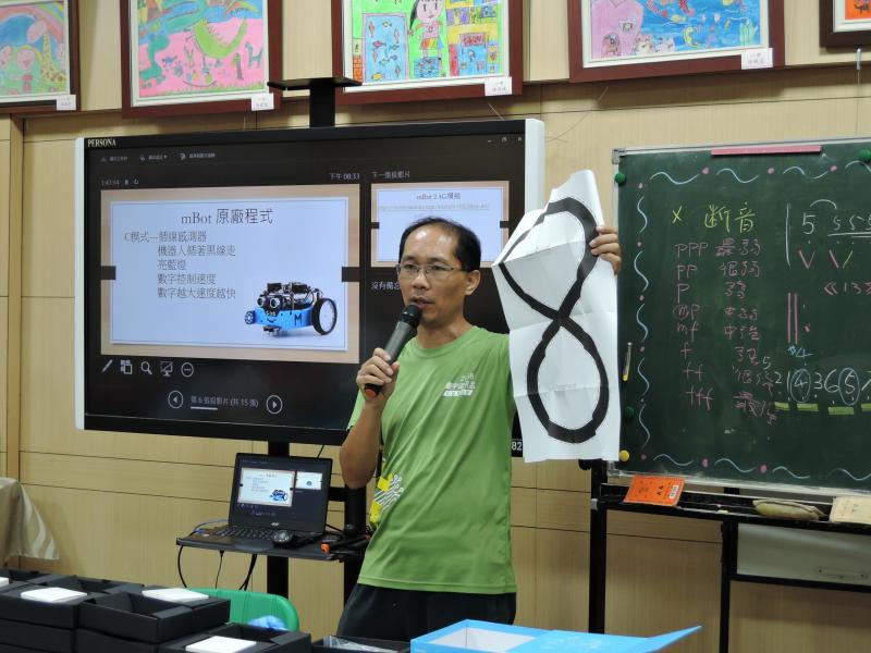 黃主任mBot課程授課