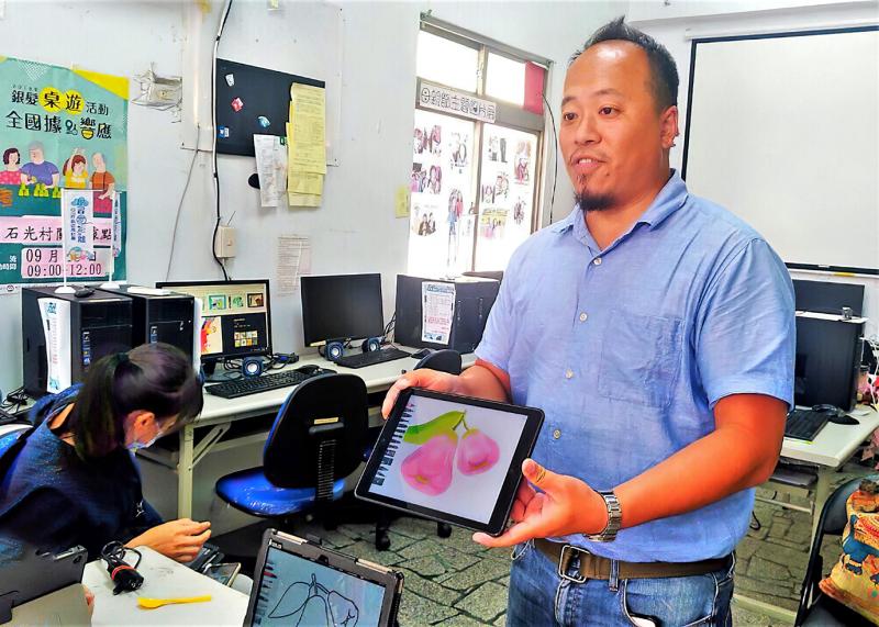 呂老師手繪數位課程教學情形