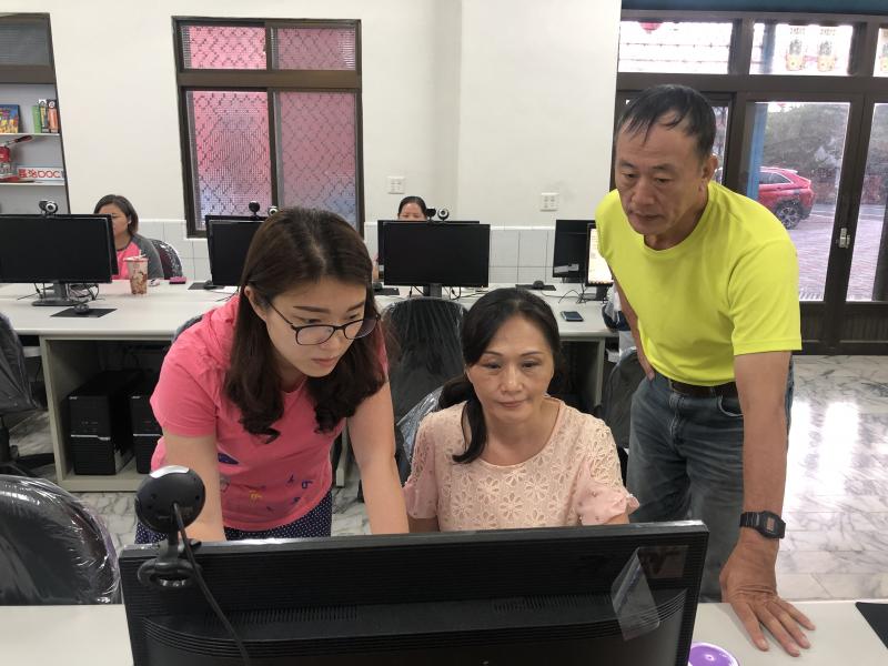  黃麗瑾老師參與輔導團電子書製作課程。