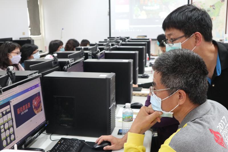 學員認真發問學習