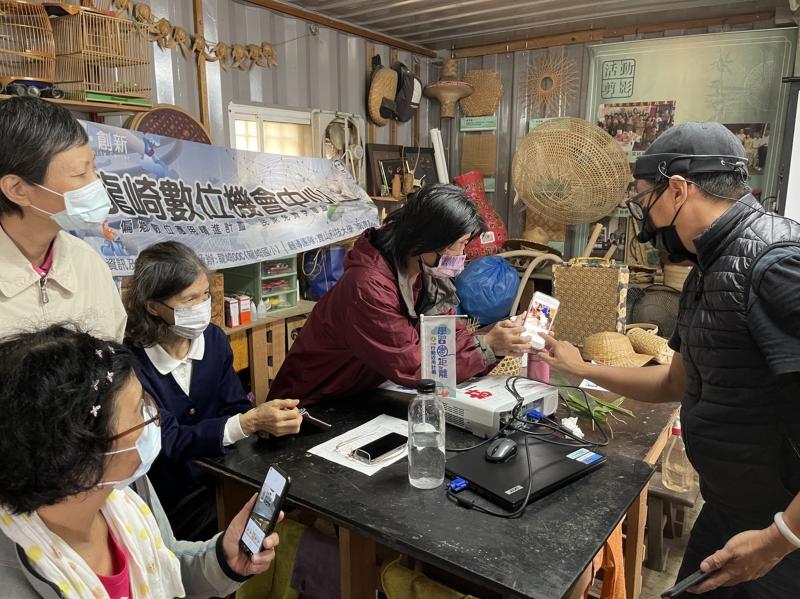 <p>龍崎DOC的行動分班，來到了張永旺老師的百竹園，老師教導學員們如何用手機拍出竹藝品的美!</p>