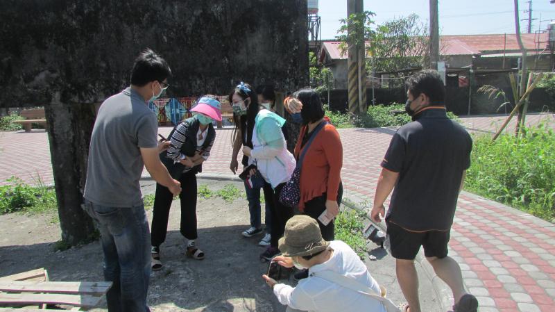 講師在教學員拍照的構圖及設定。