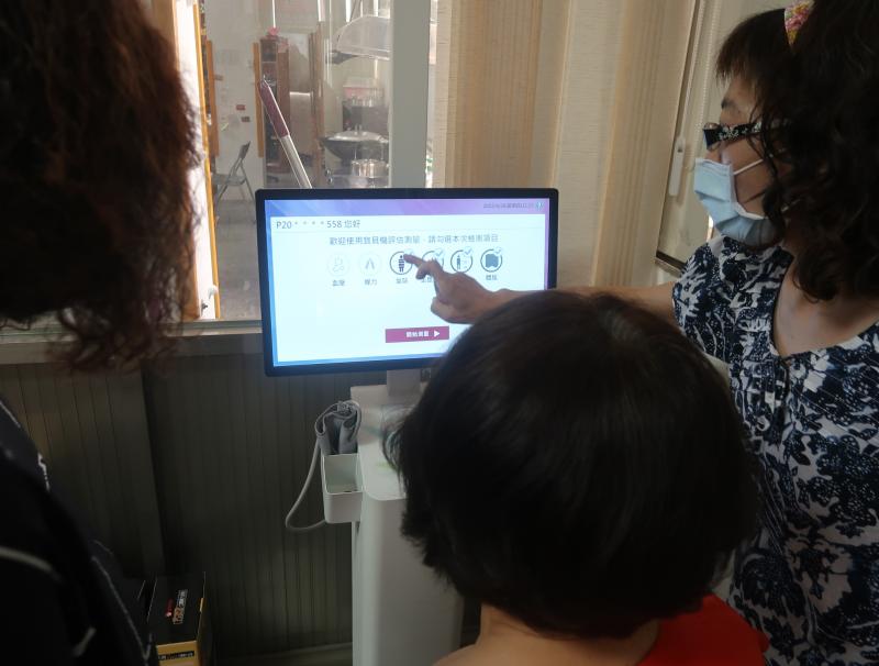 陳麗文老師與林玟綉助教帶領學員用健康寶貝機檢測學員們身體健康狀況。